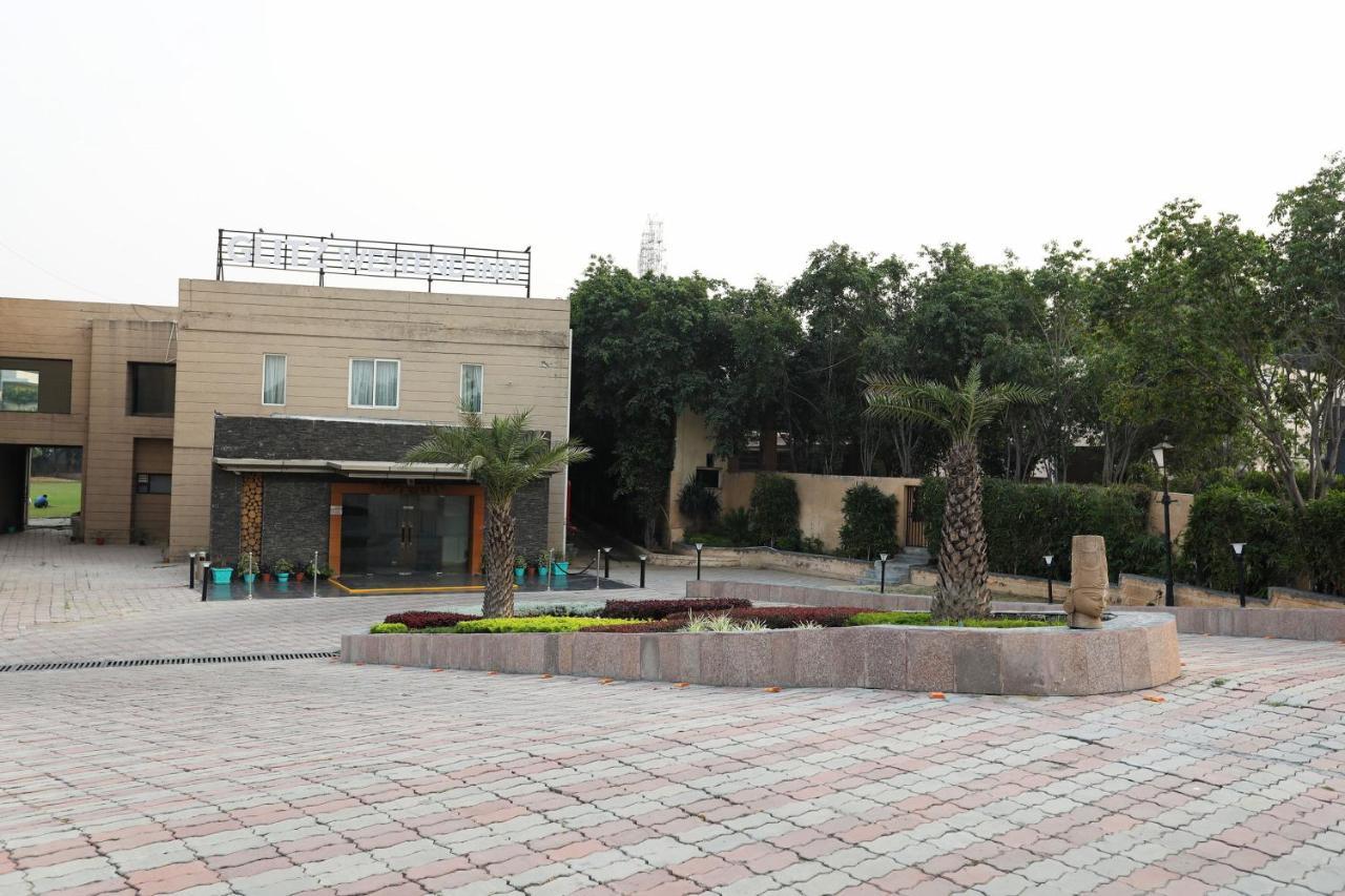 Westend Inn - Resort And Banquet Near Delhi Airport New Delhi Exteriör bild