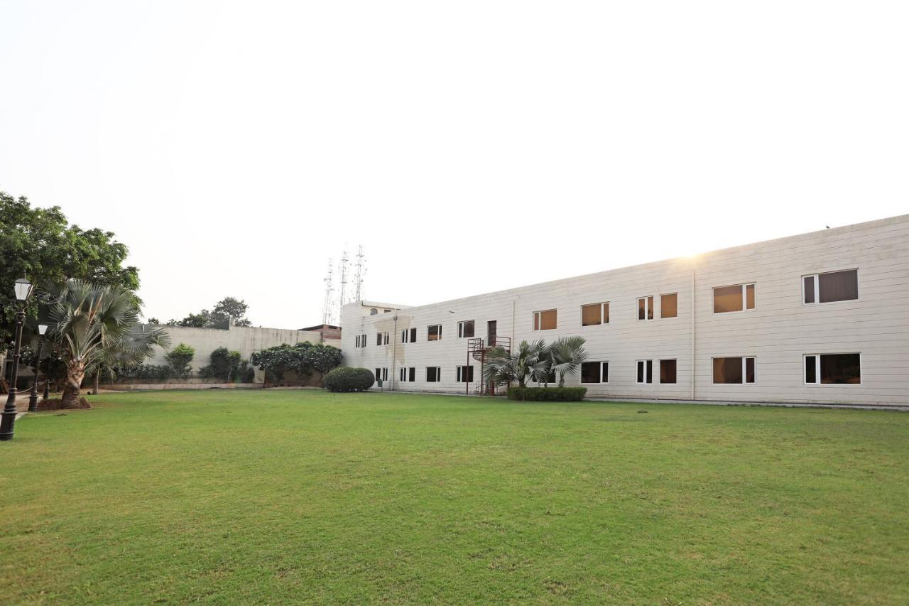 Westend Inn - Resort And Banquet Near Delhi Airport New Delhi Exteriör bild