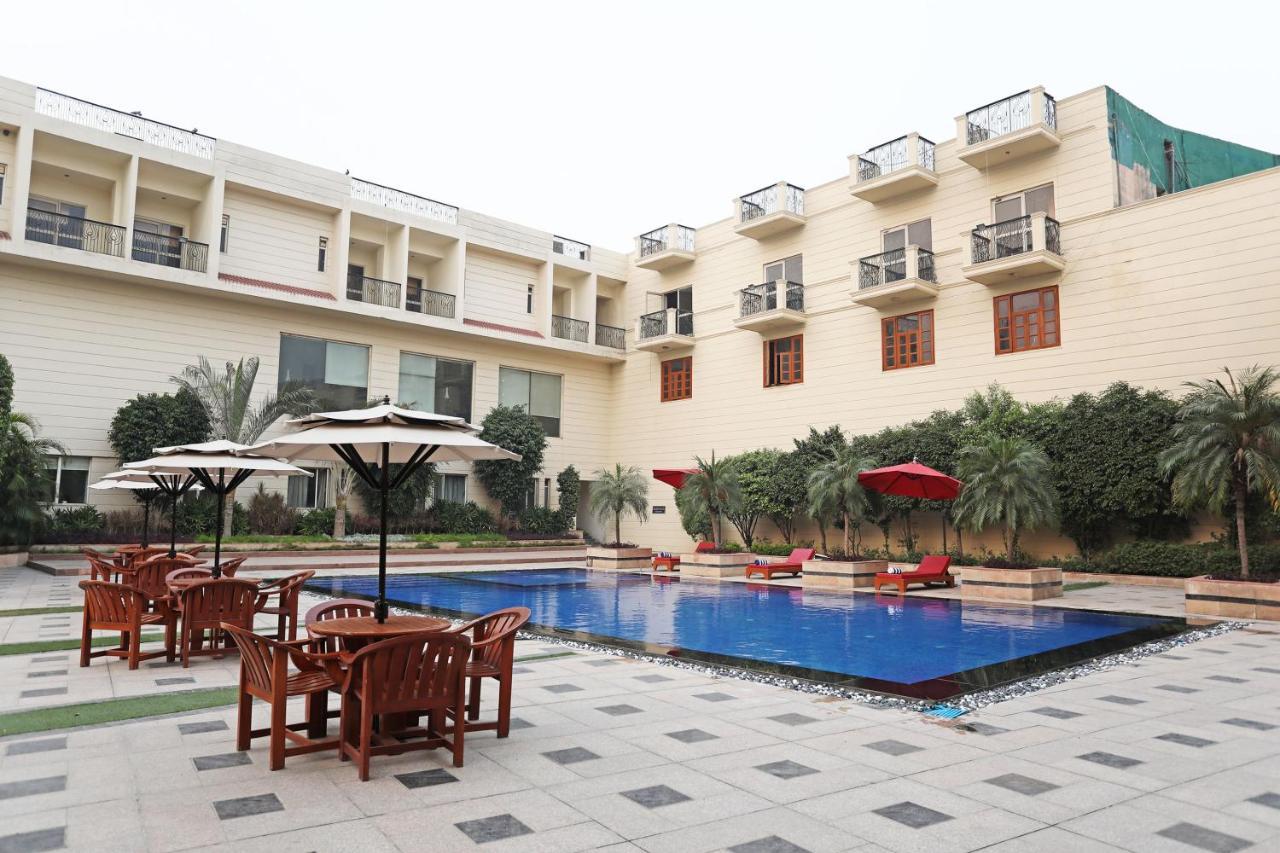 Westend Inn - Resort And Banquet Near Delhi Airport New Delhi Exteriör bild